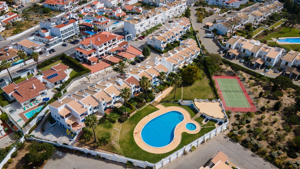 Albufeira 3BR w/ Pool & AC by LovelyStay
