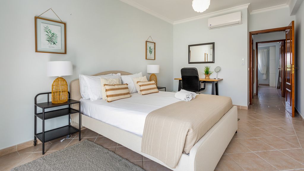 Albufeira 3BR w/ Pool & AC by LovelyStay