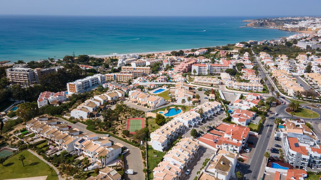 Albufeira 3BR w/ Pool & AC by LovelyStay