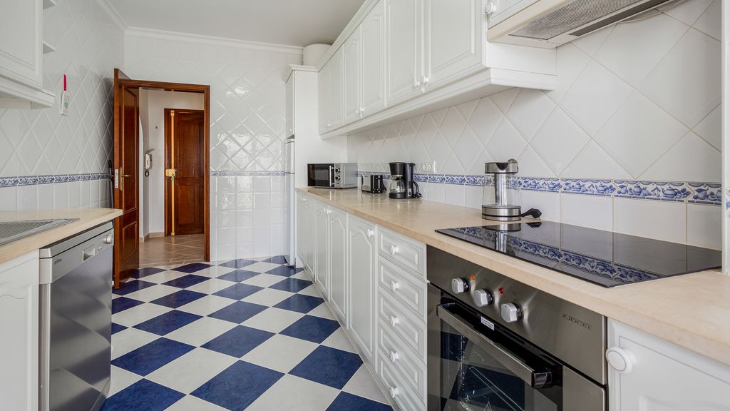 Albufeira 3BR w/ Pool & AC by LovelyStay