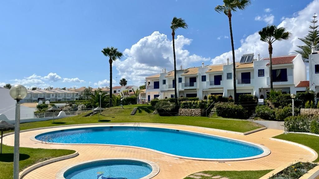 Albufeira 3BR w/ Pool & AC by LovelyStay