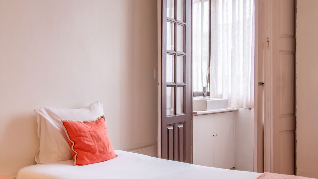 Porto 61 - Bright 2BR w/ Balcony by LovelyStay