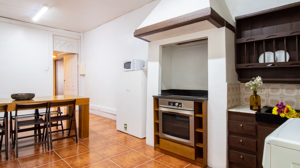 Porto 61 - Bright 2BR w/ Balcony by LovelyStay