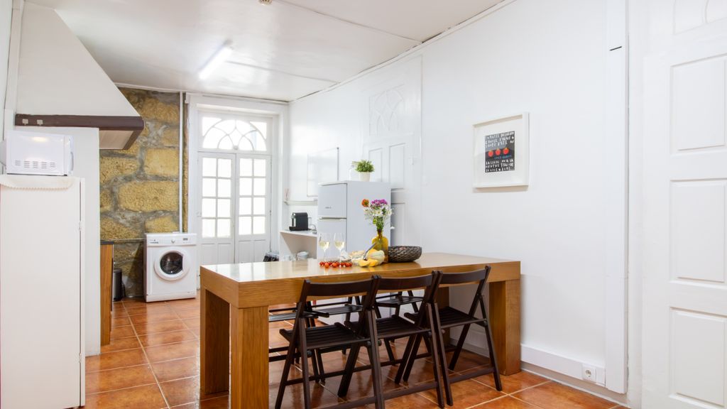 Porto 61 - Bright 2BR w/ Balcony by LovelyStay