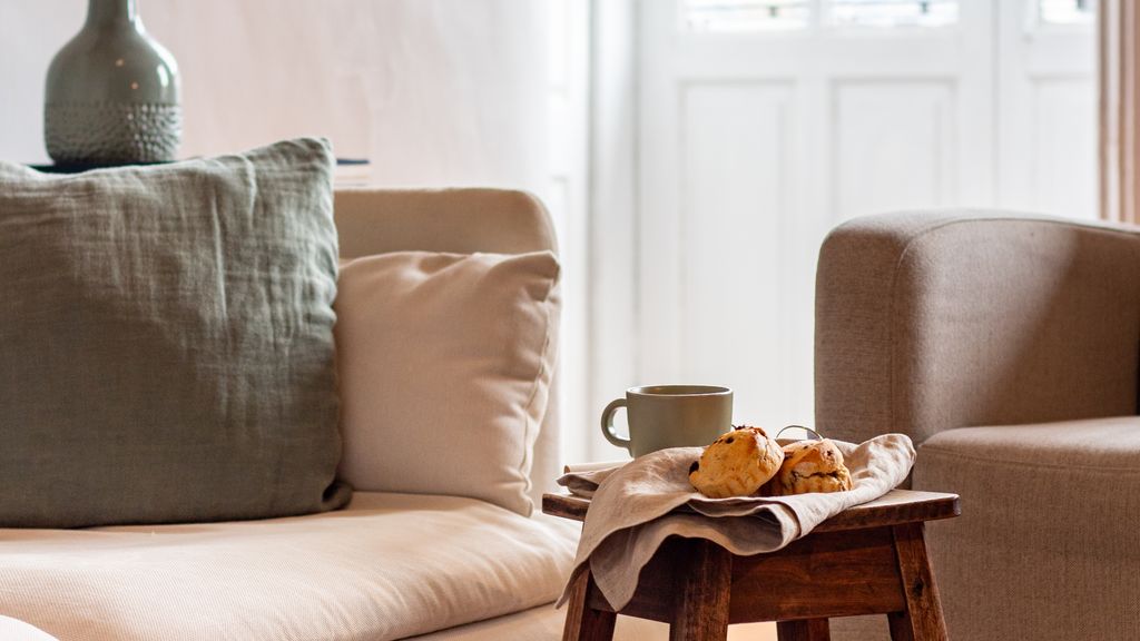 Porto 61 - Bright 2BR w/ Balcony by LovelyStay