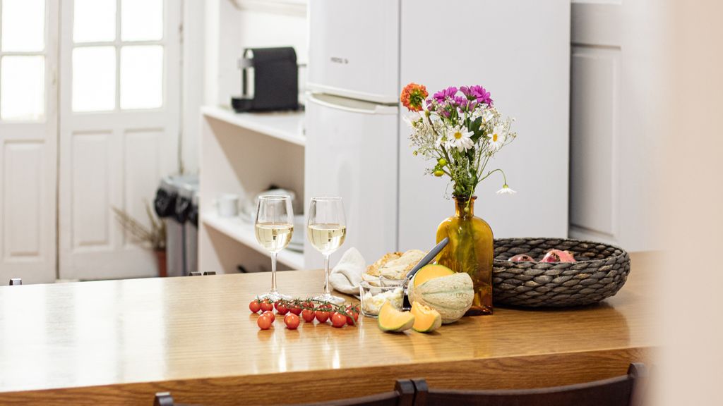 Porto 61 - Bright 2BR w/ Balcony by LovelyStay