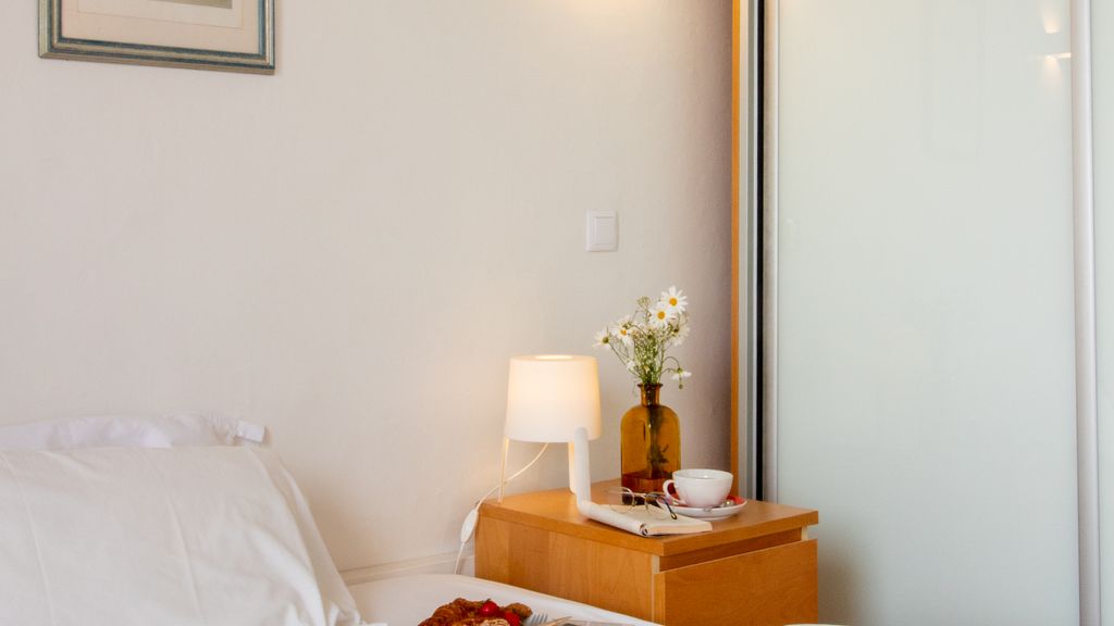 Porto 61 - Bright 2BR w/ Balcony by LovelyStay