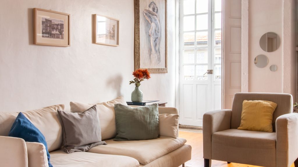 Porto 61 - Bright 2BR w/ Balcony by LovelyStay