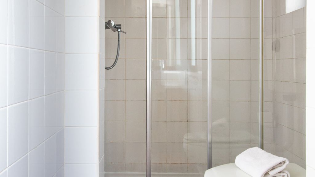 Porto 61 - Bright 2BR w/ Balcony by LovelyStay
