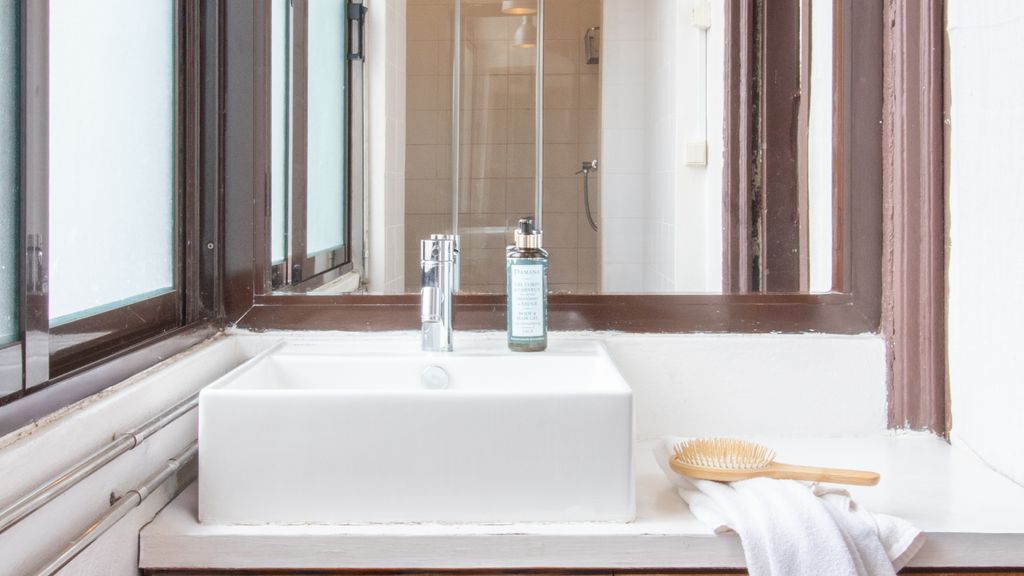 Porto 61 - Bright 2BR w/ Balcony by LovelyStay