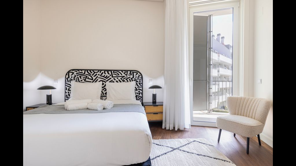 Deluxe Apartment in City Center by LovelyStay
