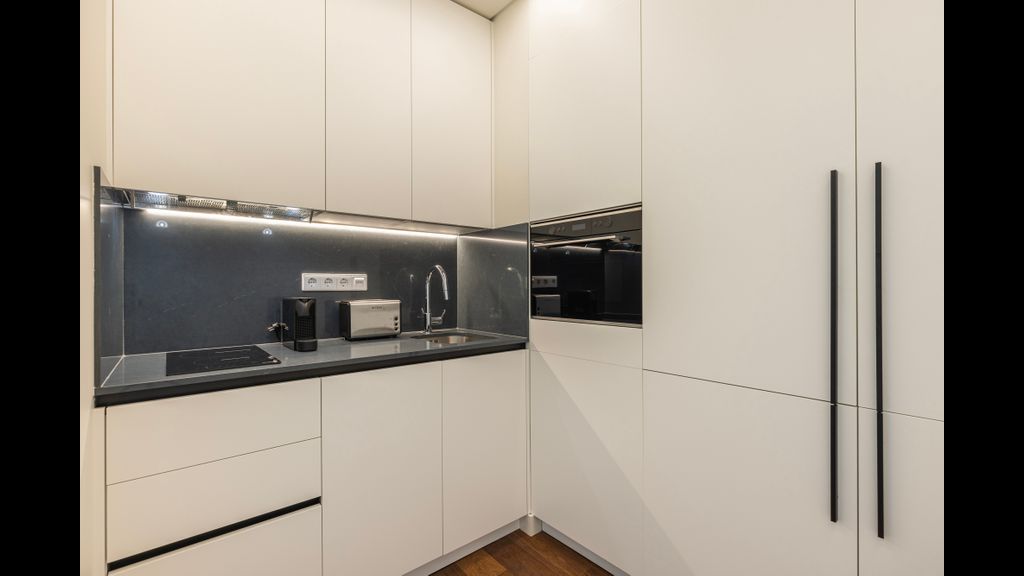 Deluxe Apartment in City Center by LovelyStay