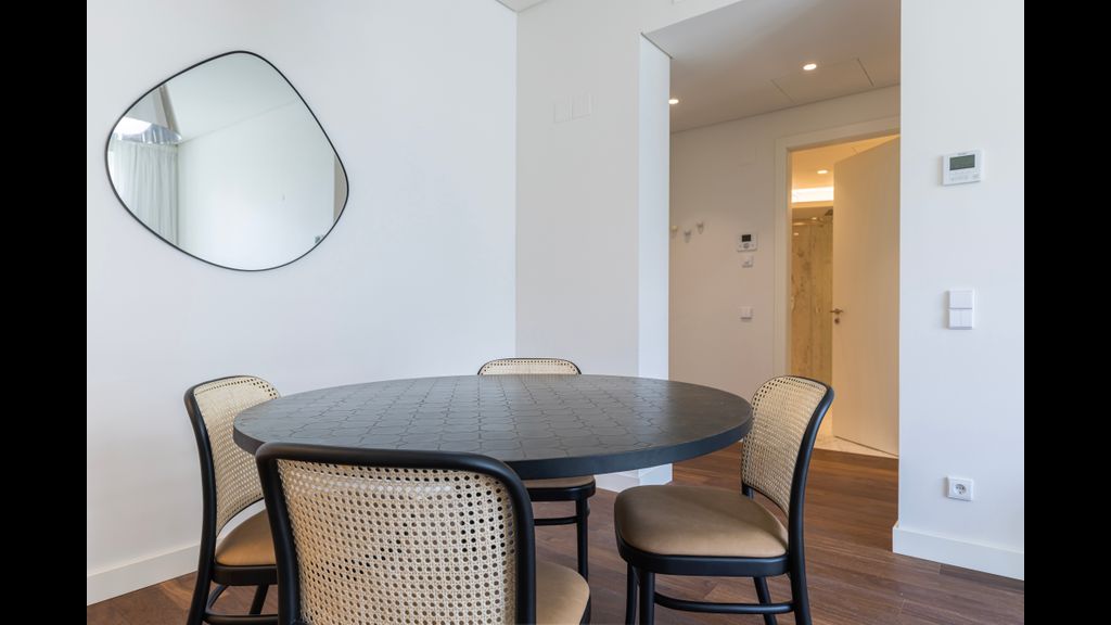Deluxe Apartment in City Center by LovelyStay