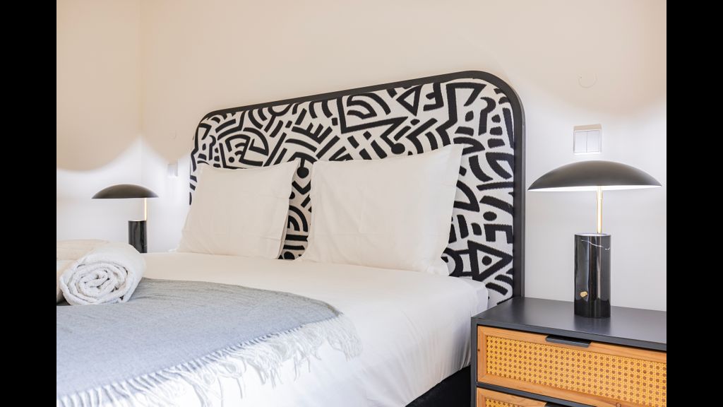 Deluxe Apartment in City Center by LovelyStay