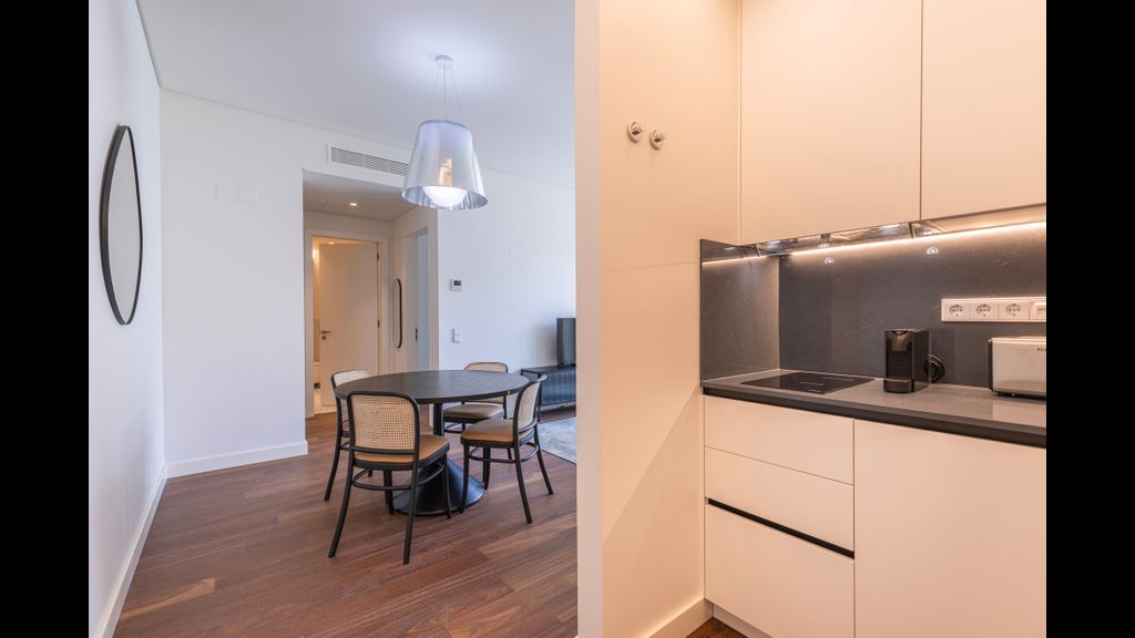 Deluxe Apartment in City Center by LovelyStay