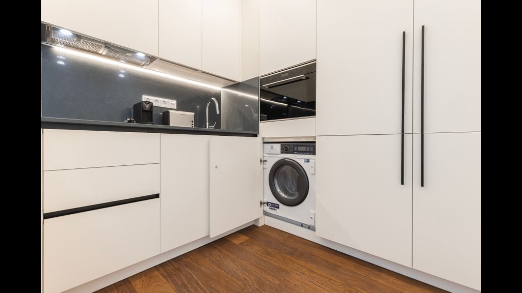Deluxe Apartment in City Center by LovelyStay