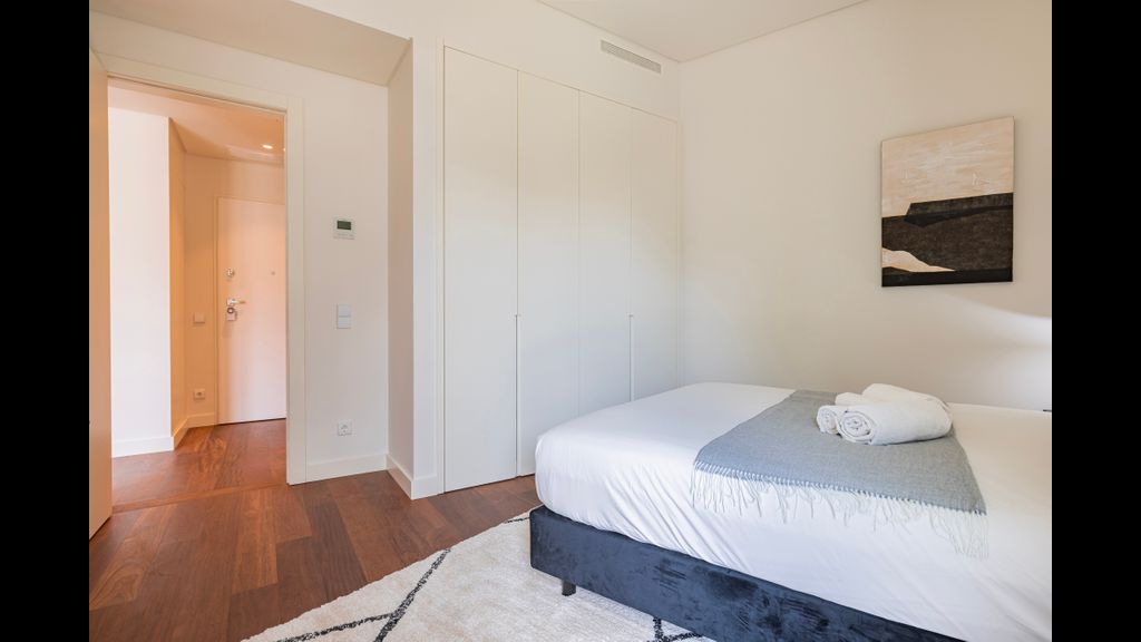 Deluxe Apartment in City Center by LovelyStay