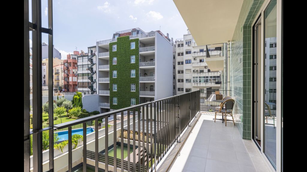 Deluxe Apartment in City Center by LovelyStay