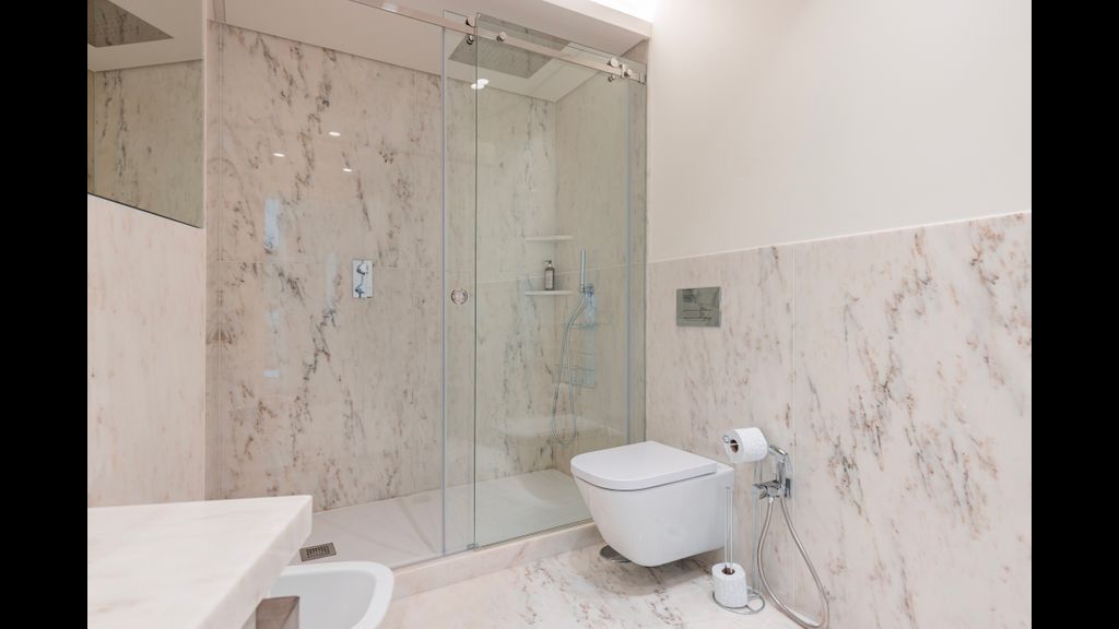 Deluxe Apartment in City Center by LovelyStay