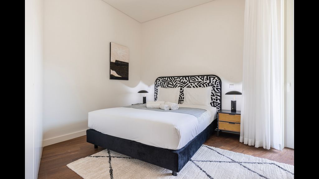 Deluxe Apartment in City Center by LovelyStay