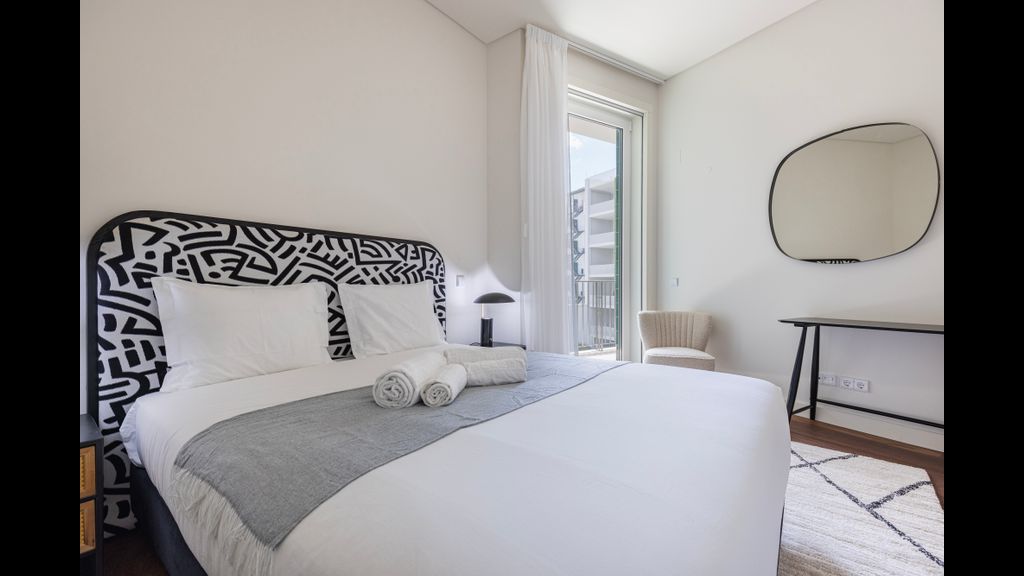 Deluxe Apartment in City Center by LovelyStay