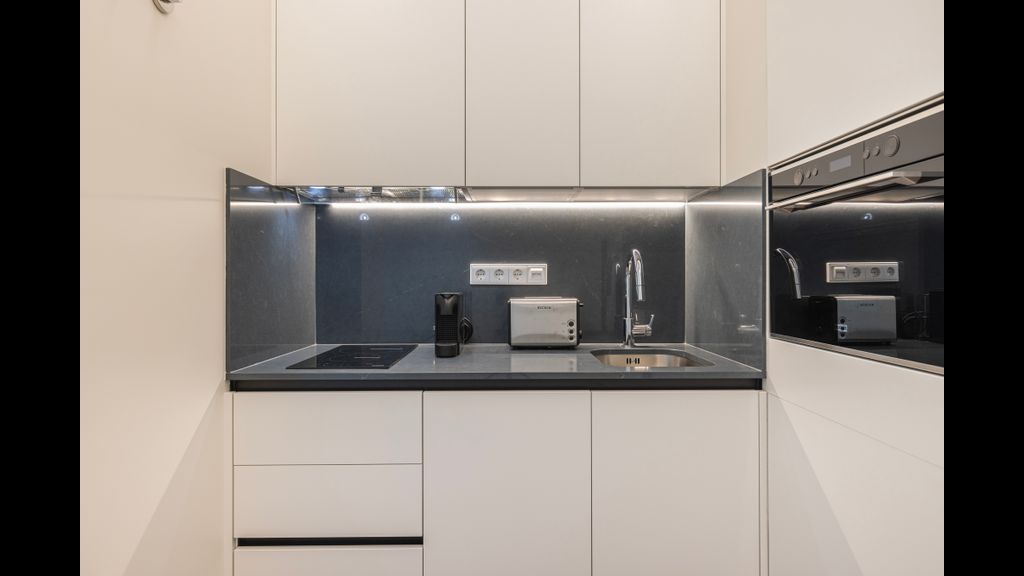 Deluxe Apartment in City Center by LovelyStay