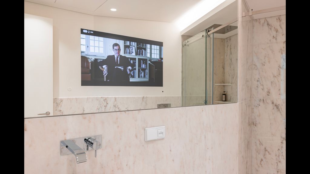 Deluxe Apartment in City Center by LovelyStay