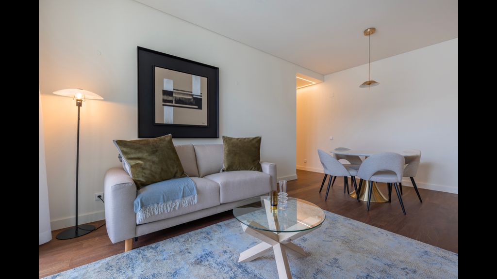 Radiant Apartment in City Center by LovelyStay