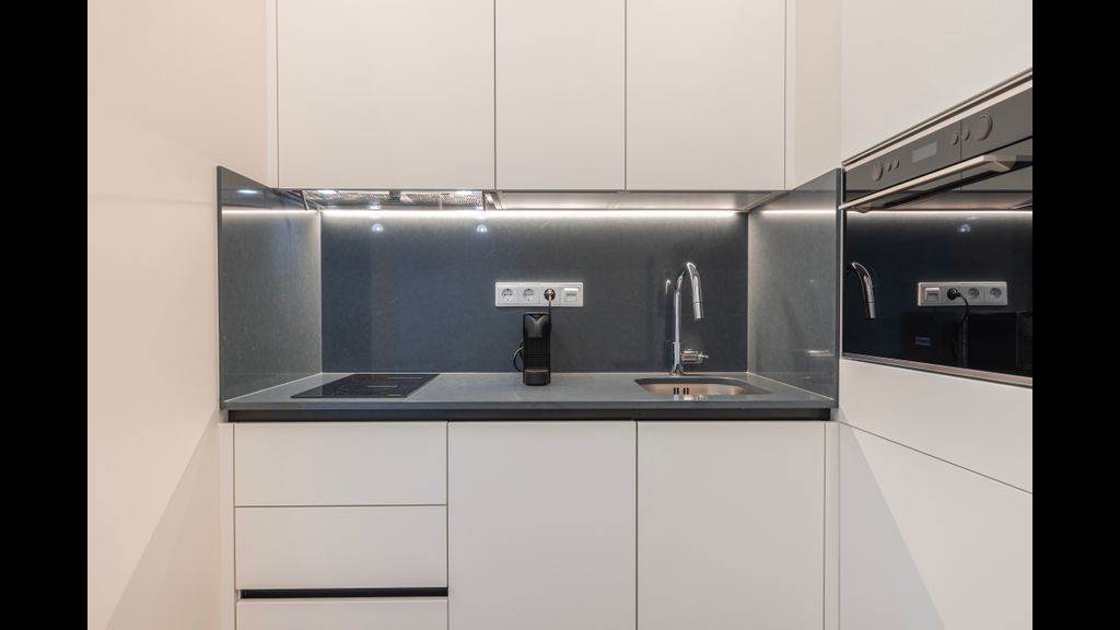 Radiant Apartment in City Center by LovelyStay