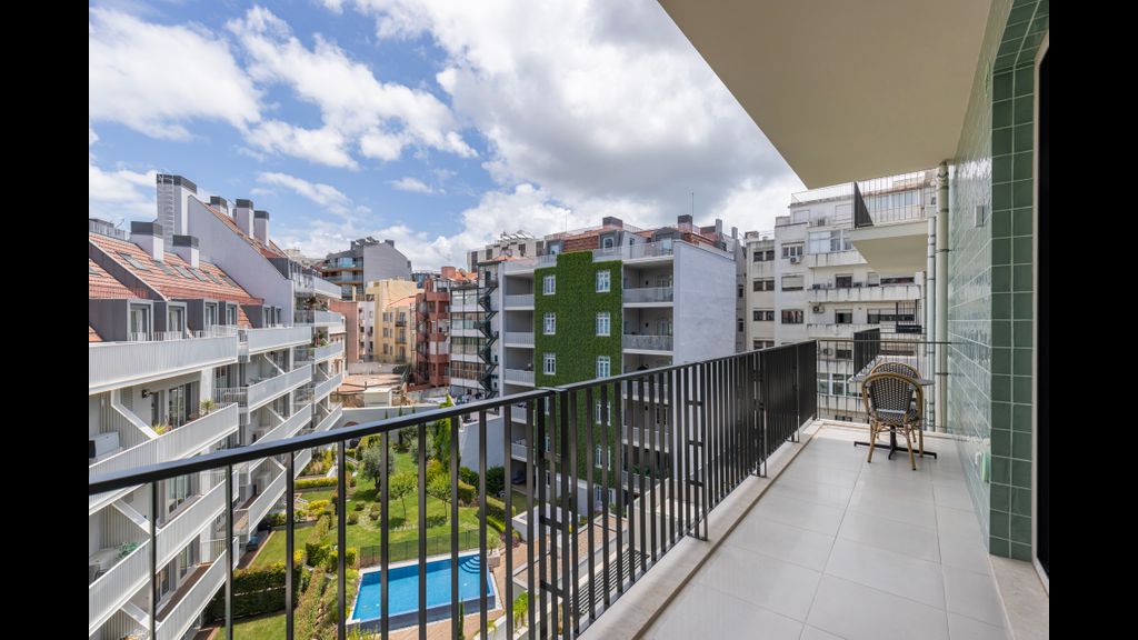 Radiant Apartment in City Center by LovelyStay