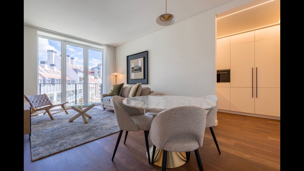 Radiant Apartment in City Center by LovelyStay