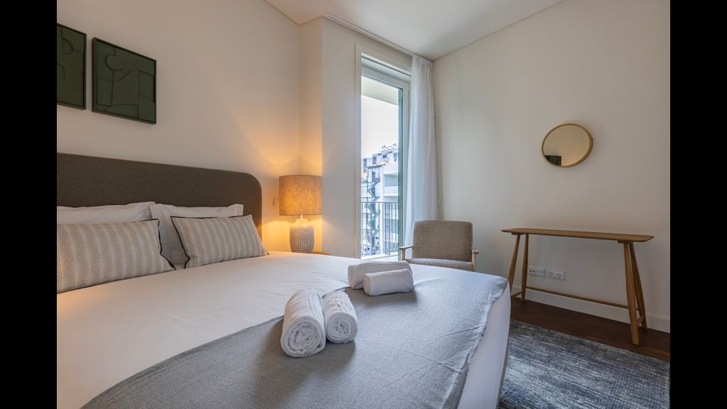 Radiant Apartment in City Center by LovelyStay