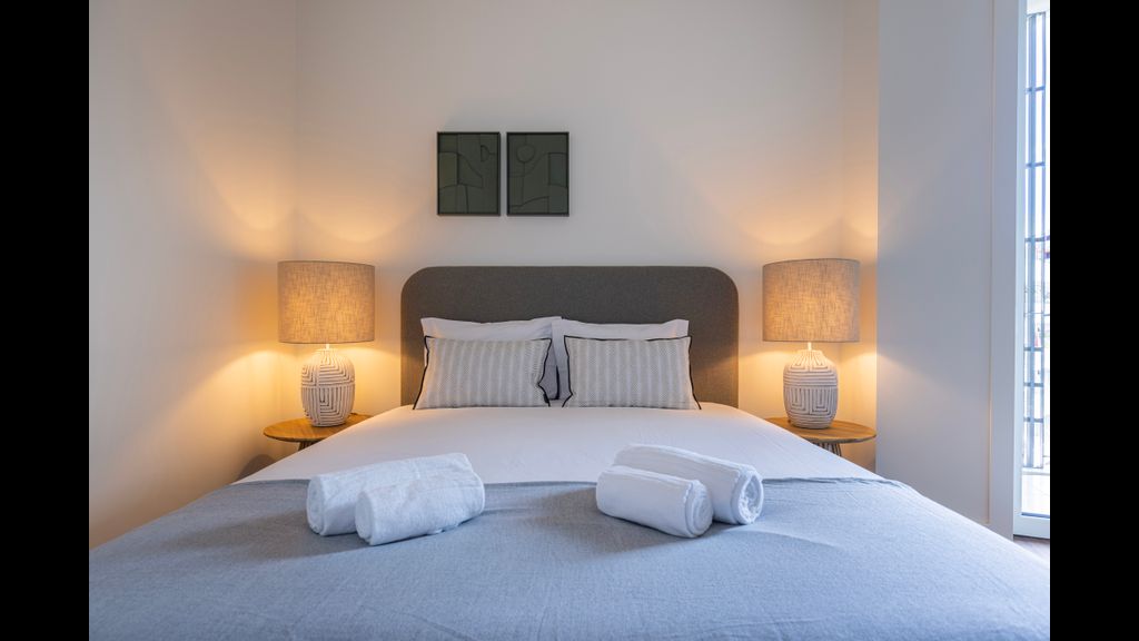 Radiant Apartment in City Center by LovelyStay