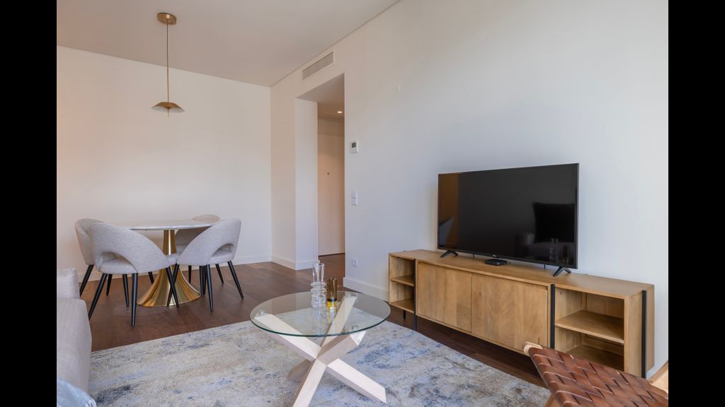 Radiant Apartment in City Center by LovelyStay