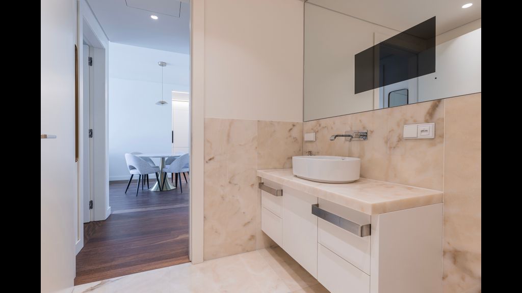 Radiant Apartment in City Center by LovelyStay