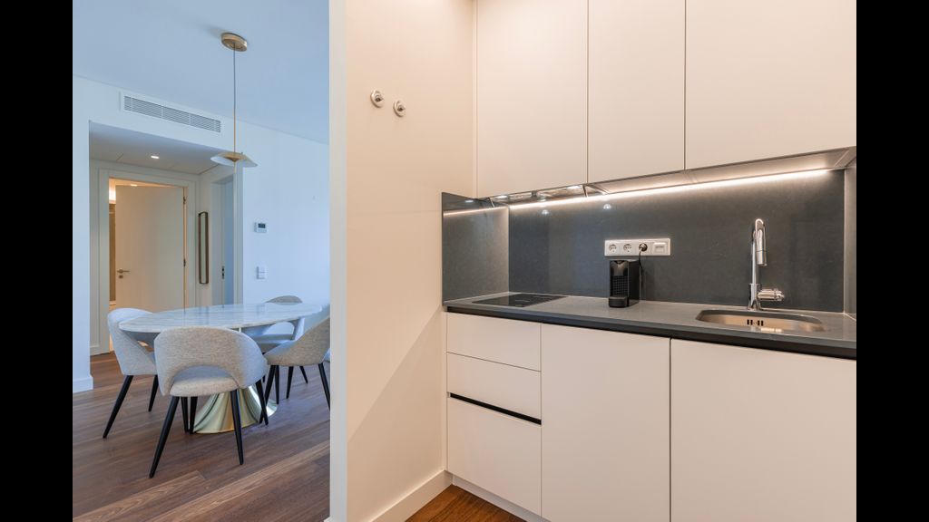 Radiant Apartment in City Center by LovelyStay
