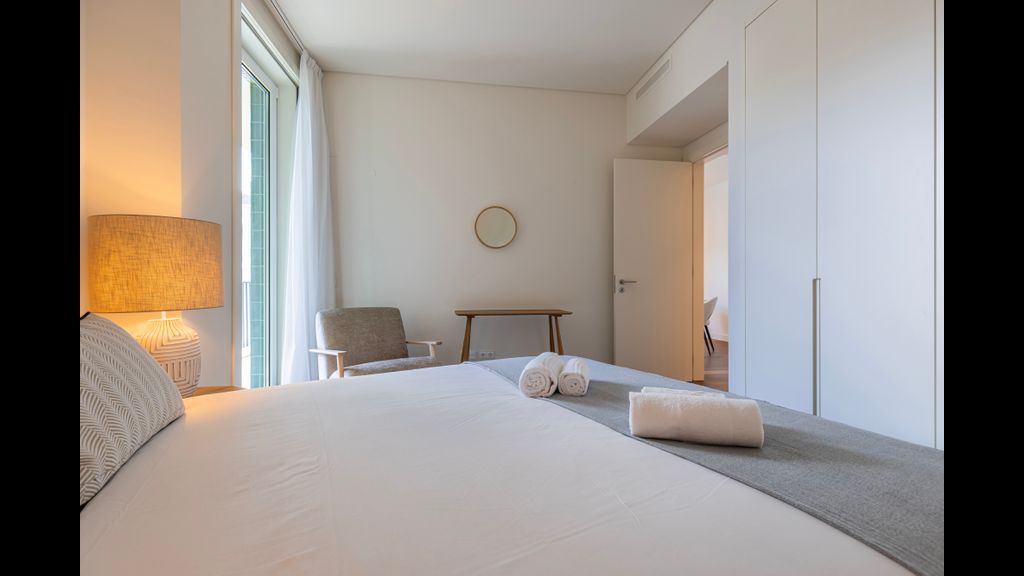 Radiant Apartment in City Center by LovelyStay