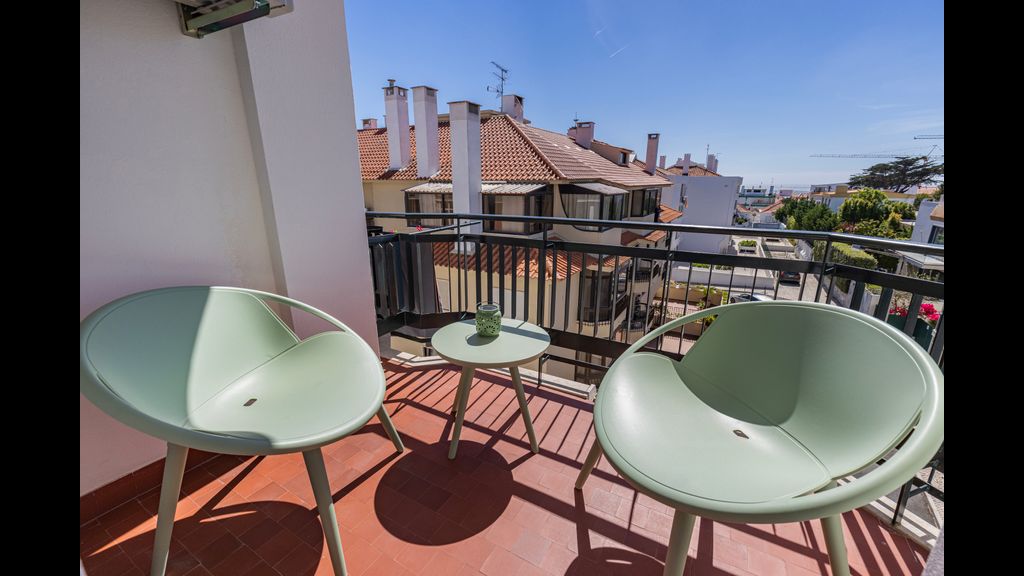 Green Oasis in Parede by LovelyStay