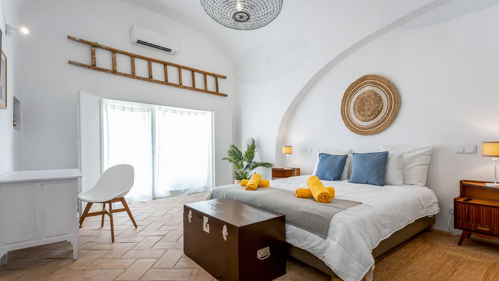 Stunning House With Rooftop and Pool by LovelyStay
