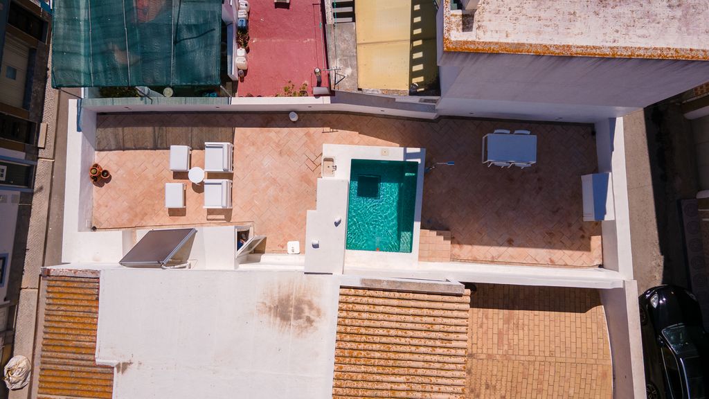 Stunning House With Rooftop and Pool by LovelyStay