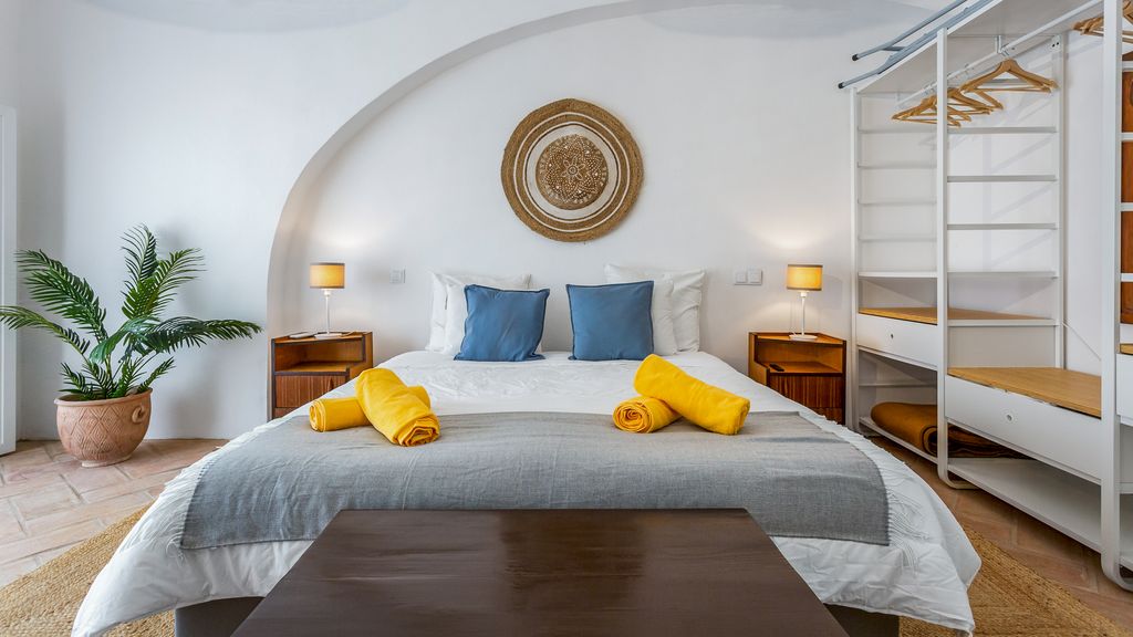 Stunning House With Rooftop and Pool by LovelyStay