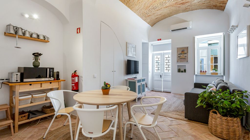 Stunning House With Rooftop and Pool by LovelyStay