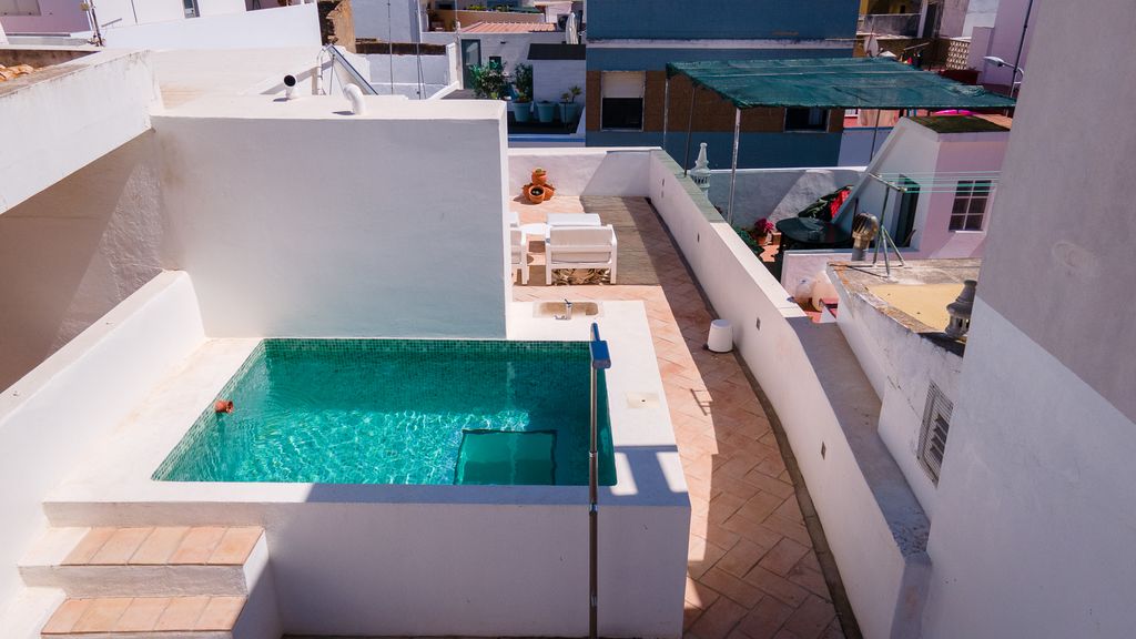 Stunning House With Rooftop and Pool by LovelyStay