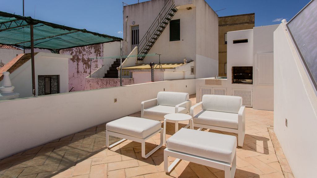 Stunning House With Rooftop and Pool by LovelyStay