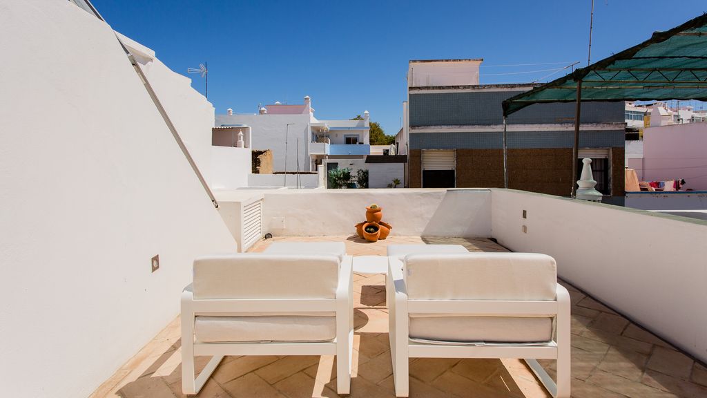 Stunning House With Rooftop and Pool by LovelyStay