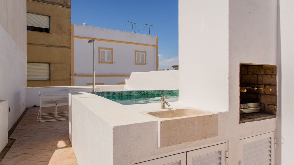 Stunning House With Rooftop and Pool by LovelyStay