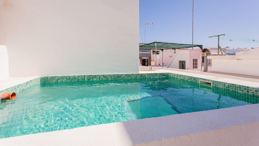 Stunning House With Rooftop and Pool by LovelyStay
