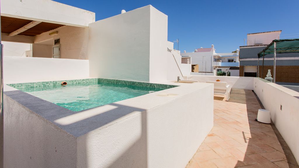 Stunning House With Rooftop and Pool by LovelyStay