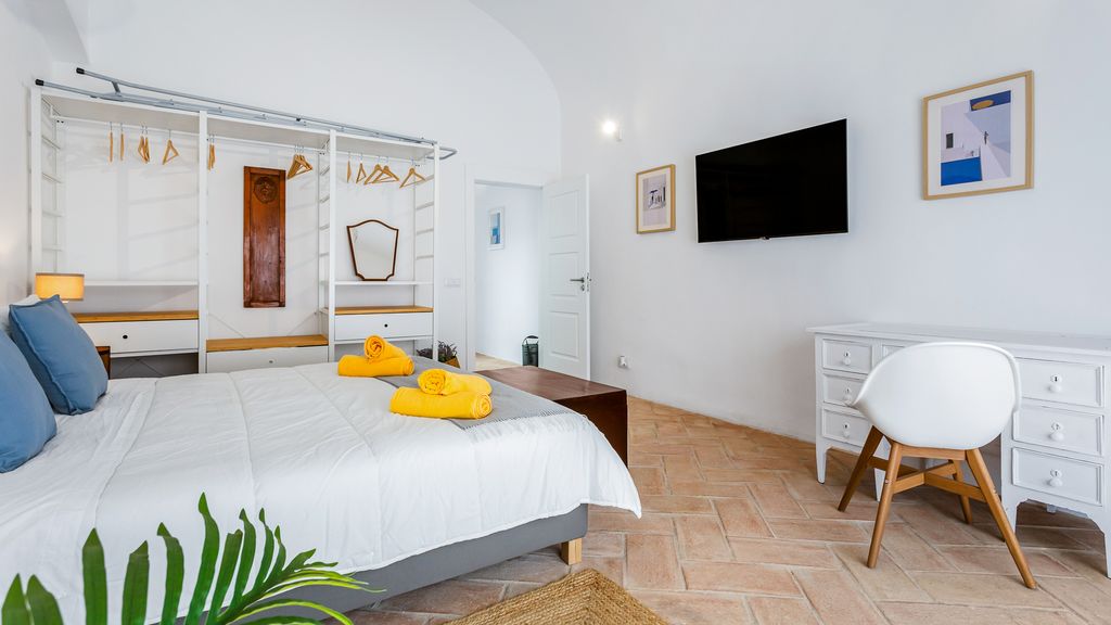 Stunning House With Rooftop and Pool by LovelyStay