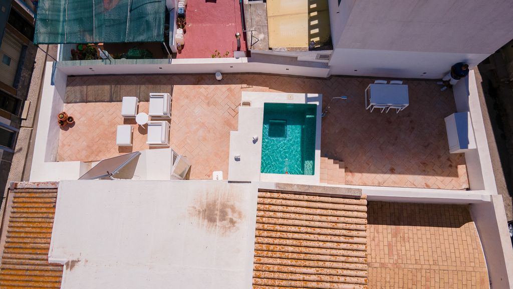 Stunning House With Rooftop and Pool by LovelyStay